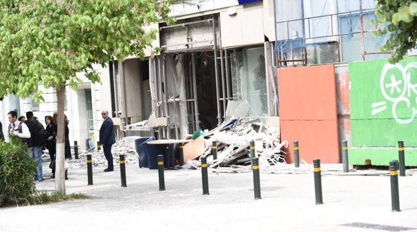 Mεγάλες οι ζημιές στο κτήριο της Eurobank από την βόμβα στην Σανταρόζα (εικόνες)